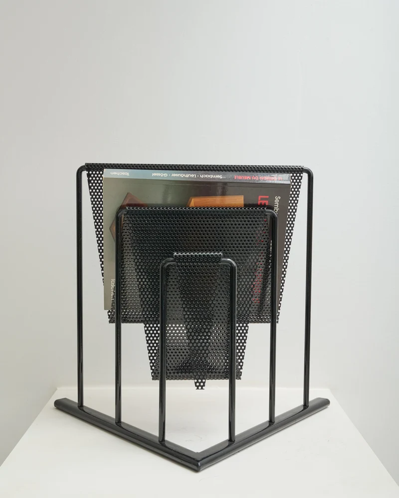 Porte revue triangulaire ajouré noir, memphis, 1980s