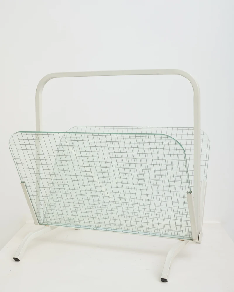 Porte revue en métal blanc et verres à carreaux