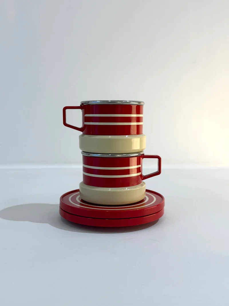 Duo de tasses rouge et crème, Inoxpran, 1970s
