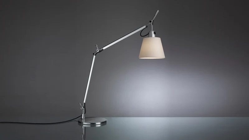 Tolomeo Basculante table aluminium et parchemin Artemide