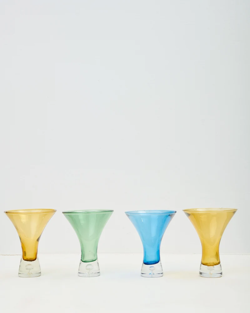 Quatre verres colorés en verre