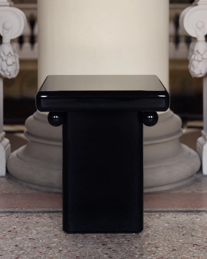 Stool - Bench in black laquer