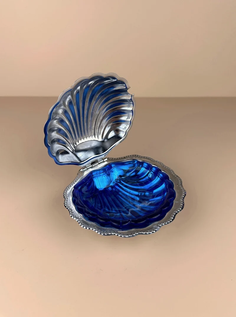 Shell shaped butter dish