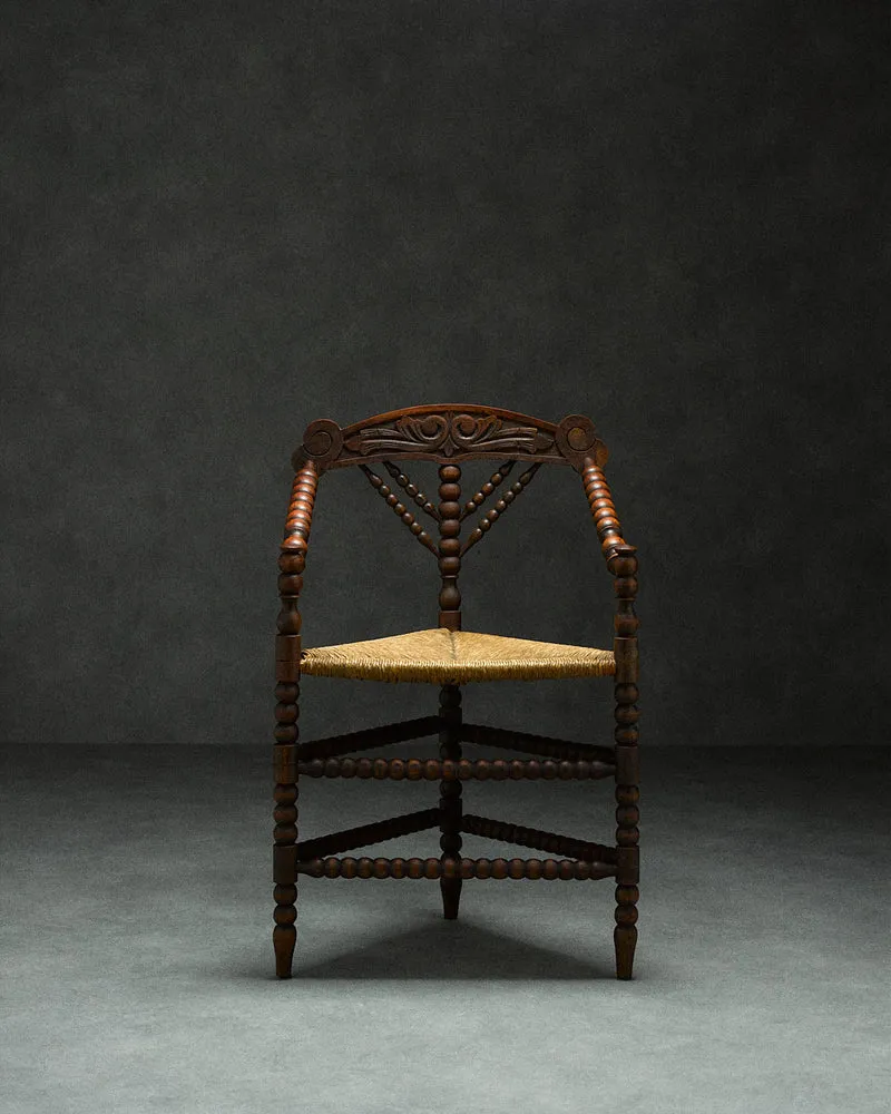 triangular bobbin chair