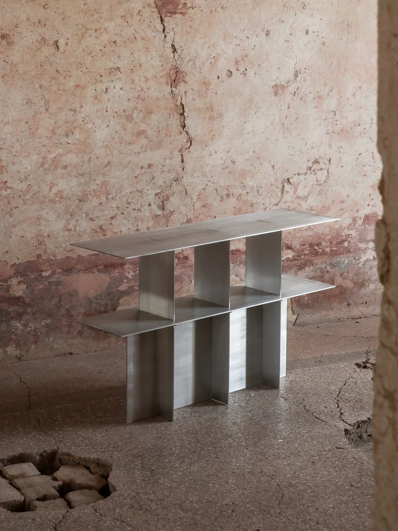 Lamina aluminum console
