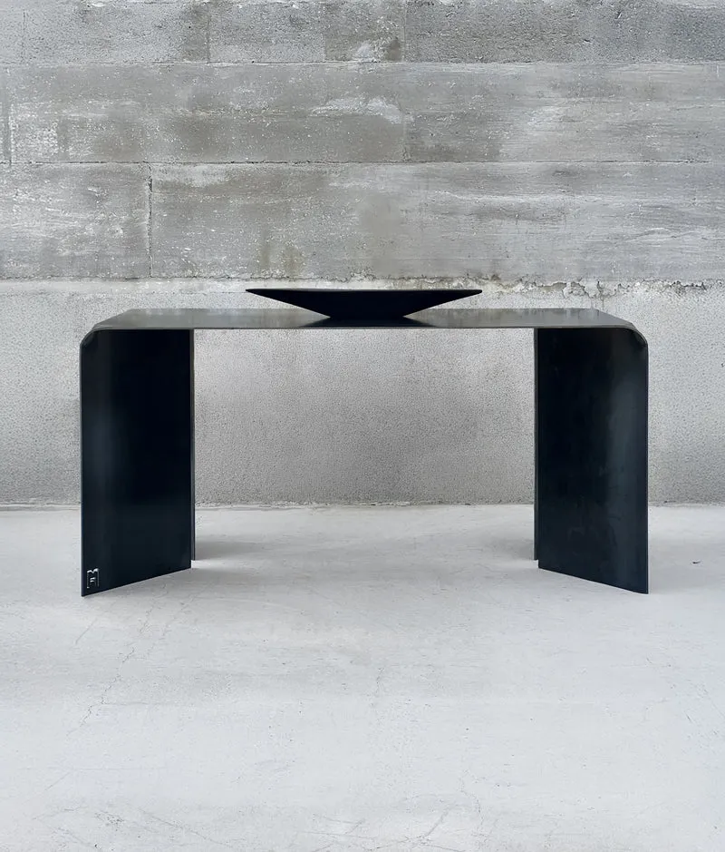 'Doa' Steel Desk