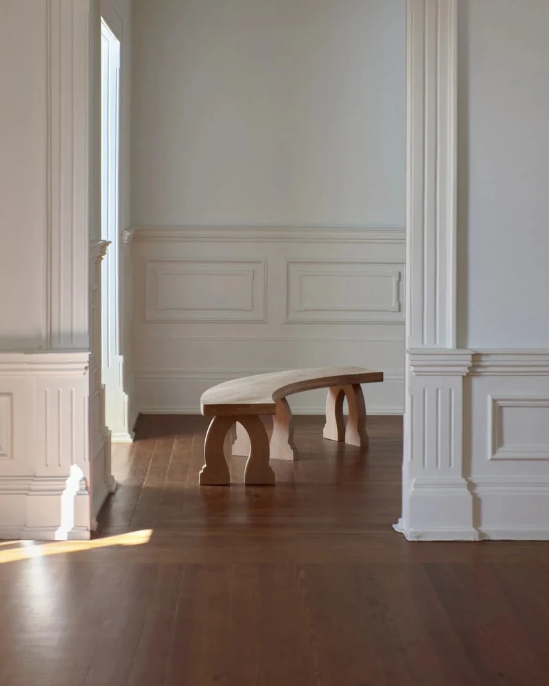 "Sintra" Curved Bench in Oak